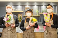 花屋で1日店長を体験するハナコ。