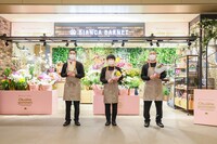 花屋で1日店長を体験するハナコ。