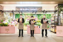 花屋で1日店長を体験するハナコ。