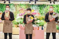 花屋で1日店長を体験するハナコ。