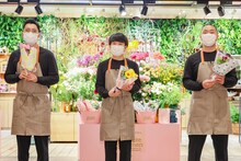 花屋で1日店長を体験するハナコ。