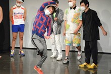 「シェー」を披露するわらふぢなるお・ふぢわら。