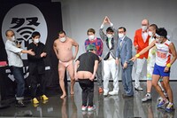 オープニングで尻を出す永野。