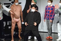 とにかく明るい安村のギャグ「安心してください、穿いてますよ！」を放つオジンオズボーン篠宮。