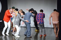 舞台上を駆け回る出場者たち。