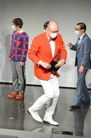 進行台本を隠す新宿カウボーイかねきよ。