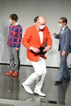 進行台本を隠す新宿カウボーイかねきよ。