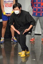 コマネチならぬ「ヒザネチ」を披露するオジンオズボーン篠宮。