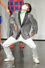 コマネチならぬ「縦ネチ」を披露するいち・もく・さん・くぼた。