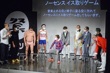 「ノーセンス イス取りゲーム」のルール説明中に座り、「ゲームはもう始まってんだよ！」と言い放つわらふぢなるお・ふぢわら。