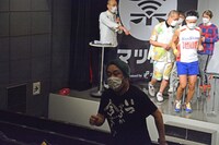 イス取りゲーム中に舞台から降りる永野。