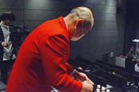 イス取りゲーム中に舞台から降り、ケータリングを物色する新宿カウボーイかねきよ。