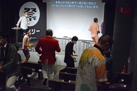 イス取りゲーム中に舞台から降り、思い思いの行動をとる出場者たち。