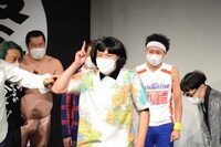 カツラを被ったカミナリまなぶ。