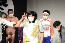 カツラを被ったカミナリまなぶ。