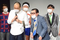 ビートたけしになりきるイワイガワ・岩井ジョニ男（右）。