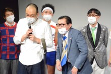 ビートたけしになりきるイワイガワ・岩井ジョニ男（右）。