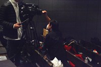 「先端シェー」を披露するオジンオズボーン篠宮。