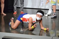 ウミガメの産卵をモチーフにしたシェーを披露するサンシャイン池崎。