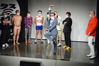 「びっくりシェー」なるシェーを披露するイワイガワ・岩井ジョニ男。「それは普通のシェーだ」と一同からツッコまれた。