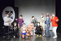 「ノーセンスユニークボケ王 マツリー杯」の出場者たち。