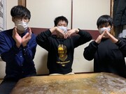 「ファストライク！」枠の「岡田康太のベリーウマーバクッキング2」に出演し、「UMAポーズ」を手で形作る岡田康太（中央）とキュウ。(c)ABCテレビ