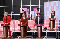 「Qさま!!」に「インテリ芸人軍団」として出演する（前列左から）メイプル超合金カズレーザー、ニューヨーク、（後列左から）伊集院光、フットボールアワー岩尾、吉住。(c)テレビ朝日