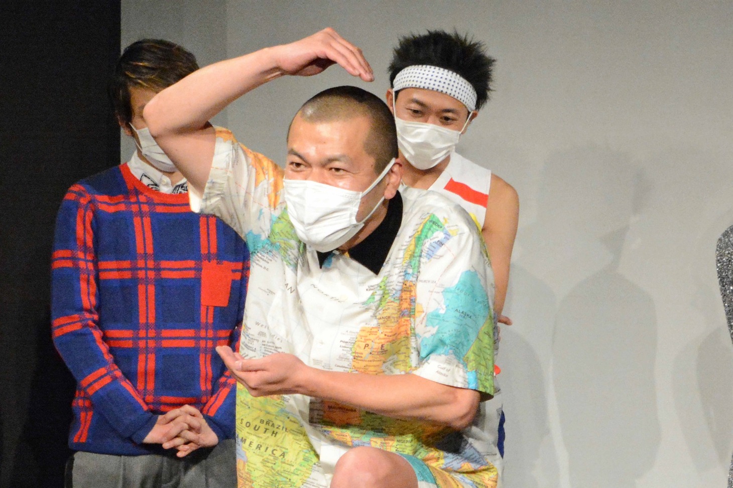 「おシェー」を放つカミナリまなぶ。
