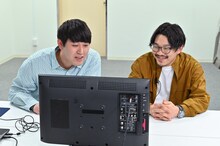 CMをチェックするオズワルド。