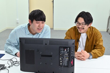 CMをチェックするオズワルド。