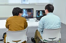 CMをチェックするオズワルド。