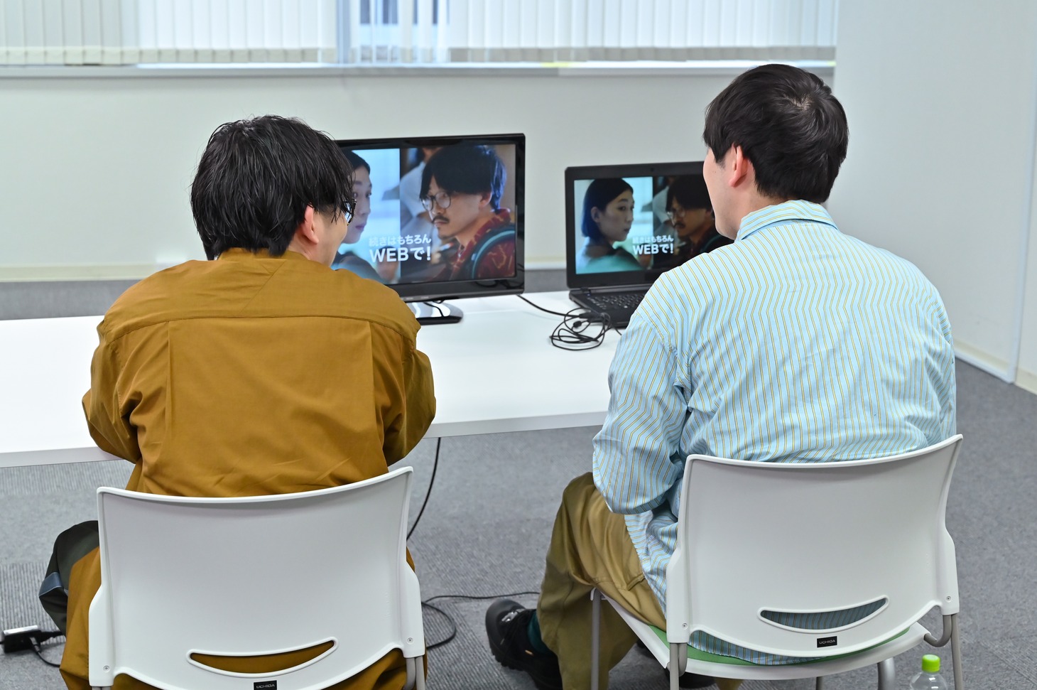 CMをチェックするオズワルド。