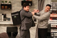 「新しいカギ」より、霜降り明星せいや、チョコレートプラネット長田（左から）。