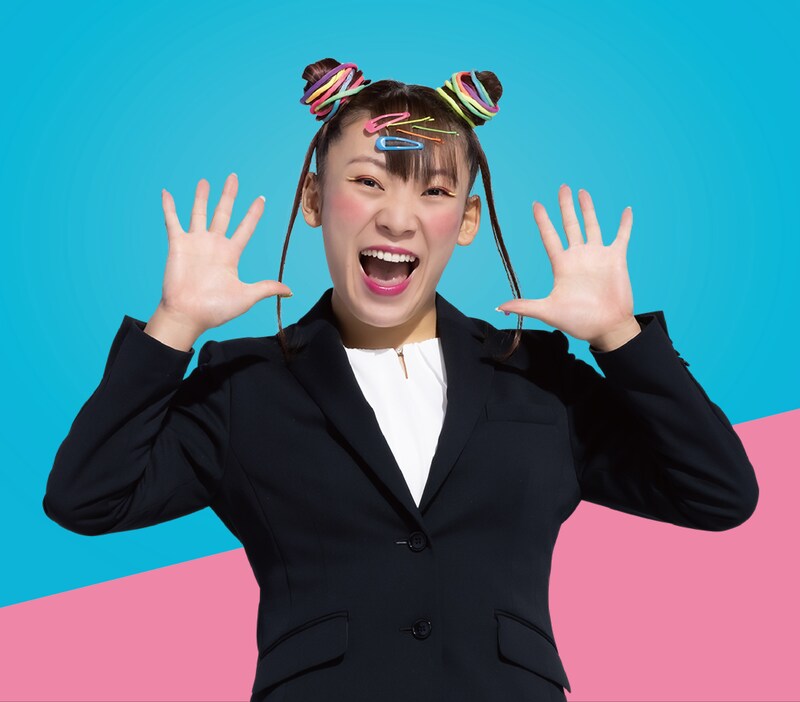 スーツを着用したフワちゃん。