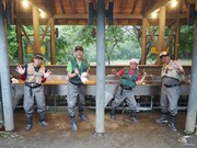 「東野・岡村の旅猿 17 プライベートでごめんなさい…  山梨・神奈川で釣り対決の旅」より。(c)「東野・岡村の旅猿17」製作委員会
