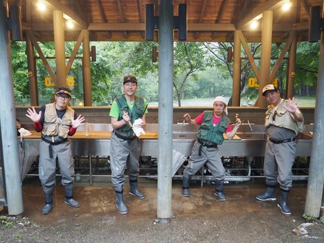 「東野・岡村の旅猿 17 プライベートでごめんなさい…  山梨・神奈川で釣り対決の旅」より。(c)「東野・岡村の旅猿17」製作委員会
