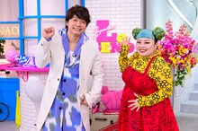 左から香取慎吾、渡辺直美。(c)読売テレビ