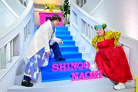 左から香取慎吾、渡辺直美。(c)読売テレビ