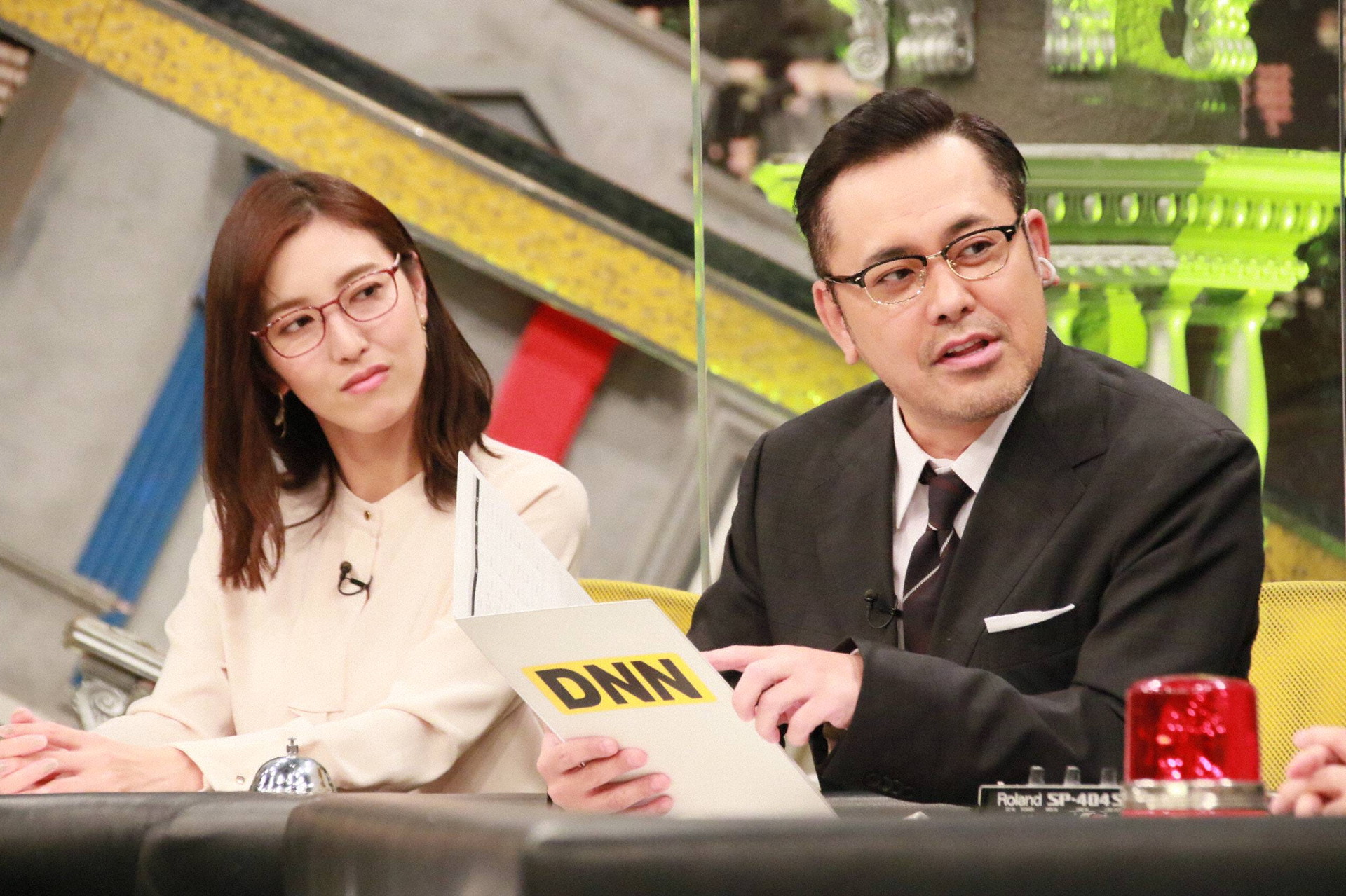 （左から）小澤陽子アナ、アリタ哲平。(c)フジテレビ