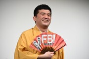 「FBI：特別捜査班」仕様のセンスが「雅」だとご満悦のすゑひろがりず三島。わざわざ裏を見せて「白です」とも。