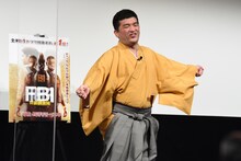 苦手なダンスを披露する、すゑひろがりず三島。