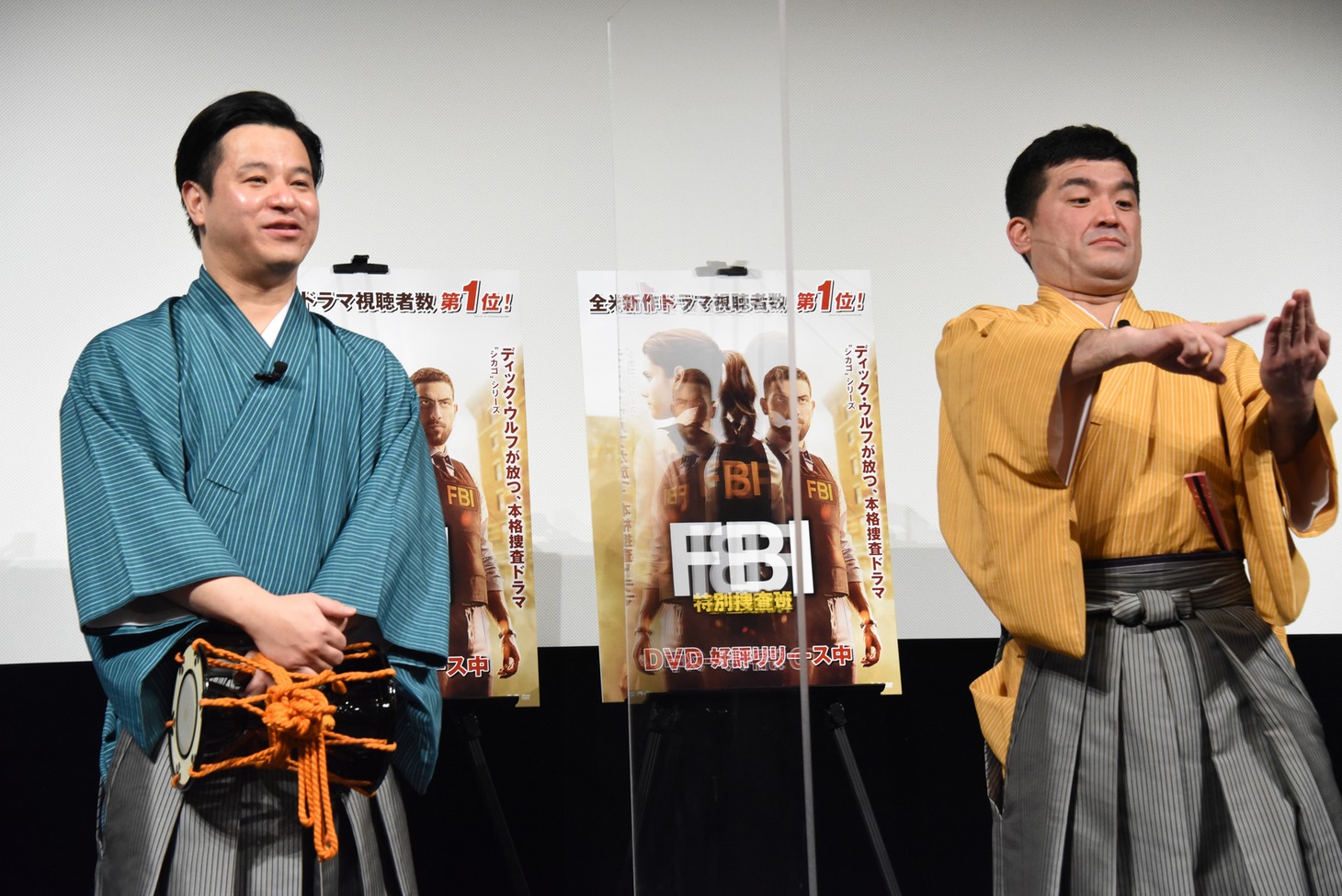相方がいつでもどこでも「己調べ（エゴサーチ）」しているさまを真似する、すゑひろがりず三島（右）。