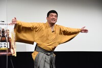 万引きGメンをやっていた頃に盗撮犯を捕まえたという場面を再現する、すゑひろがりず三島。