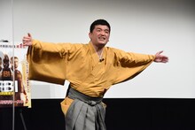 万引きGメンをやっていた頃に盗撮犯を捕まえたという場面を再現する、すゑひろがりず三島。