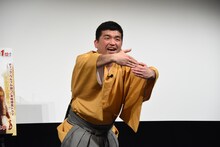 盗撮犯を捕まえたという場面を再現する、すゑひろがりず三島。