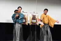 狂言風に作品をアピールする、すゑひろがりず。