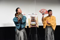 狂言風に作品をアピールする、すゑひろがりず。