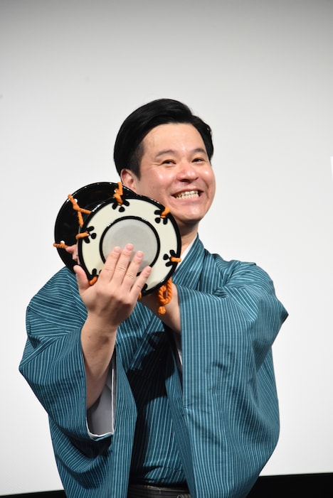 鼓のありがたみを語る、すゑひろがりず南條。