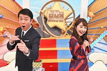 クイズ特番「快答！50面SHOW」MCの加藤浩次（左）、アシスタントの日比麻音子アナ（右）。(c)TBS