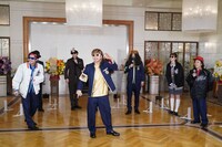 スペシャルメニューを懸けた「お題で韻を踏め！ケツ合わせラップバトル!!」の様子。(c)日本テレビ